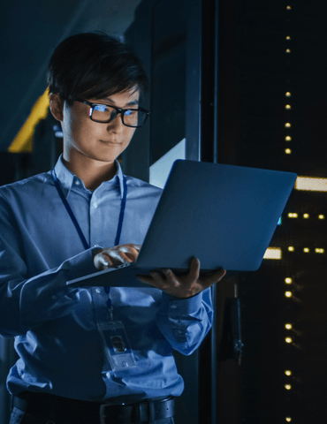 ¿Por qué usar la IA integrada en el ERP es más seguro y eficaz que depender de Claude o ChatGPT? Diagrama comparativo entre la IA integrada en un ERP con seguridad perimetral y el uso de LLMs externos públicos como Claude o ChatGPT expuestos a internet