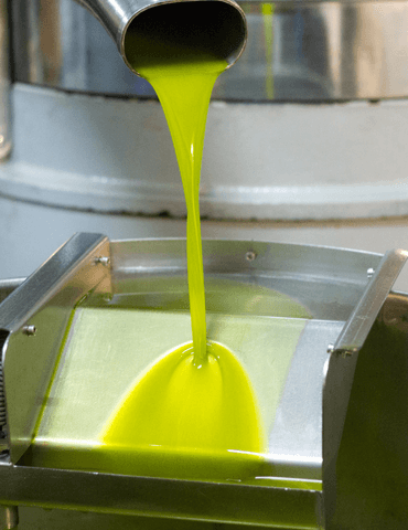 Interfaz de un software ERP oleícola mostrando el panel de control de trazabilidad por lotes, depósitos de aceite a granel y órdenes de envasado en una almazara