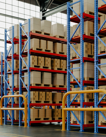 ERP para Distribución Mayorista: Cómo la Inteligencia Artificial Transforma el Control de Stock y la Rentabilidad Logística Interfaz de un software ERP para distribución mayorista que muestra el cuadro de mando con niveles de stock en tiempo real, preparación de pedidos picking y planificación de rutas de reparto