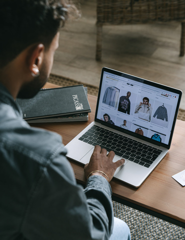 ERP y eCommerce para Calzado: Guía para Sincronizar Stock y Ventas en 2026 Interfaz del software ERP Clavei para moda mostrando la gestión automatizada de matrices de inventario por tallas y colores para tiendas online