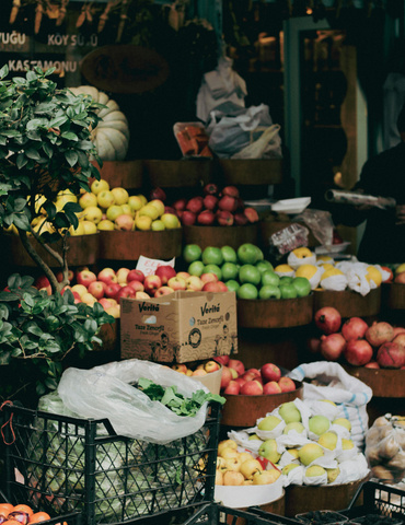 Operarios en un centro de envasado hortofrutícola gestionando el stock y las liquidaciones agrícolas con la ayuda del asistente Clavei Cowork IA