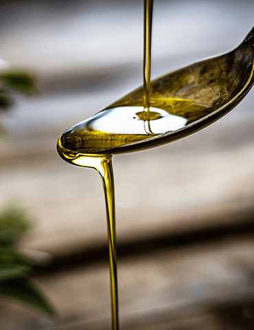 ERP para Envasadoras de Aceite: Trazabilidad, Gestión de Graneles y la Revolución de Cowork IA Operarios en una planta de envasado de aceite de oliva gestionando las líneas de producción y el stock automatizado con la ayuda del asistente virtual Clavei Cowork IA