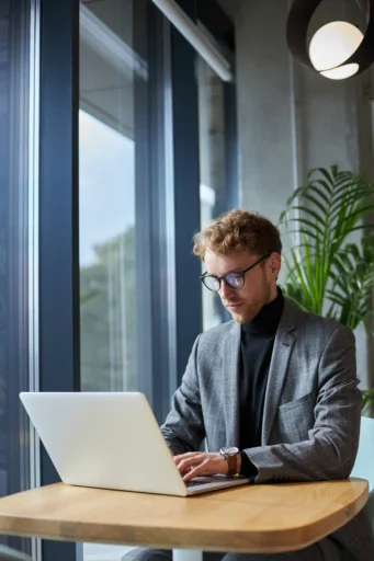 trabajador con portatil